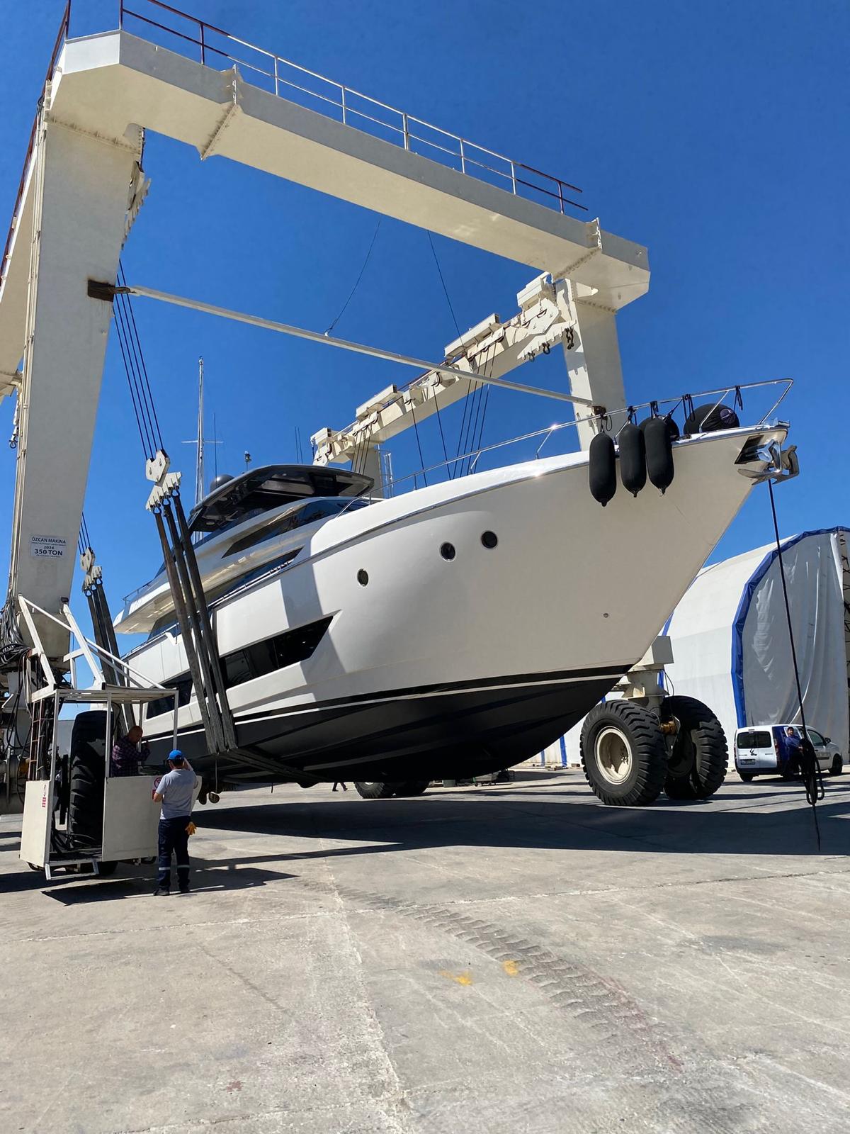 A Seamless Season: The Professional Yacht Maintenance & Seasonal Guide